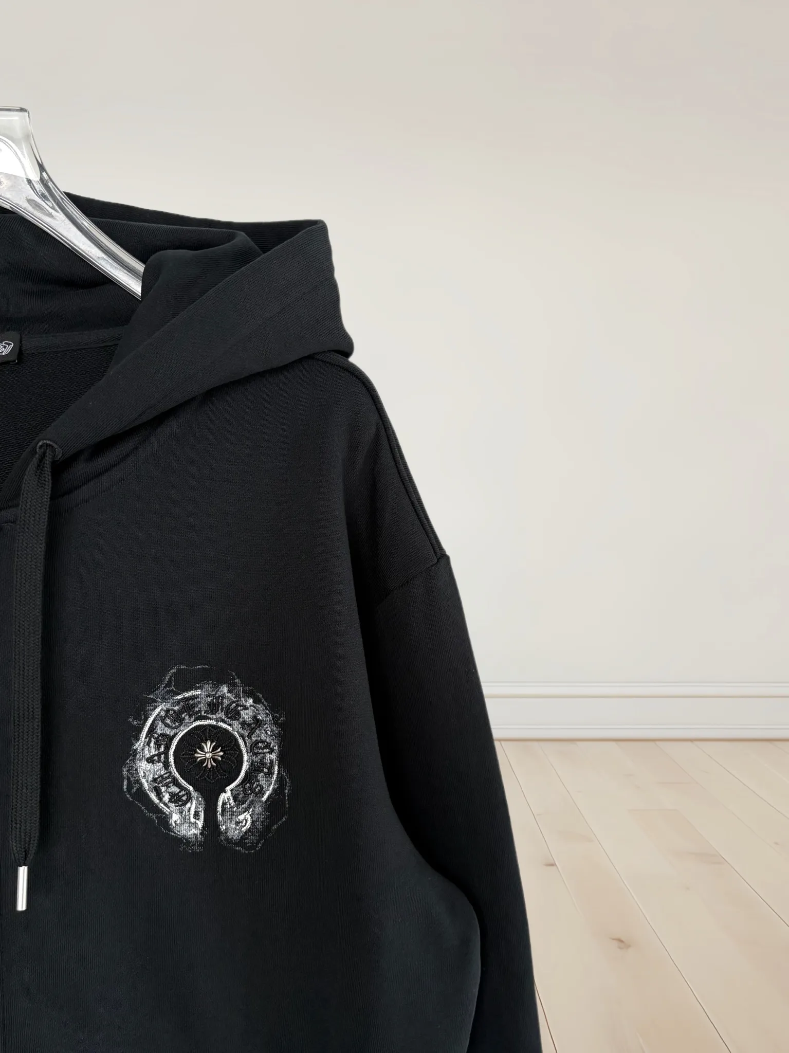 P390 [High Quality] Chrome Hearts Embroidered Horseshoe Rivets🪡+Watermark Letters‼ ️Hooded open-chest sweatshirt *Customized 420g terry cotton fabric, soft, skin-friendly and comfortable *Embroidery process: front horseshoe print + rivet embroidery *A very simple and elegant classic continuation. It is unparalleled in terms of upper body comfort, interpreting your luxury and taste, and creating your fashion style and charm. Three complete standards. Same style for men and women. 𝐂𝐎𝐋𝐎𝐔𝐑: black/light yellow 𝐒𝐈𝐙𝐄: S-XL